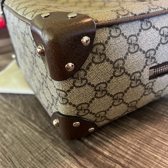 *SOLD* EUC Gucci GG Supreme trunk messenger bag - Picture 10 of 14